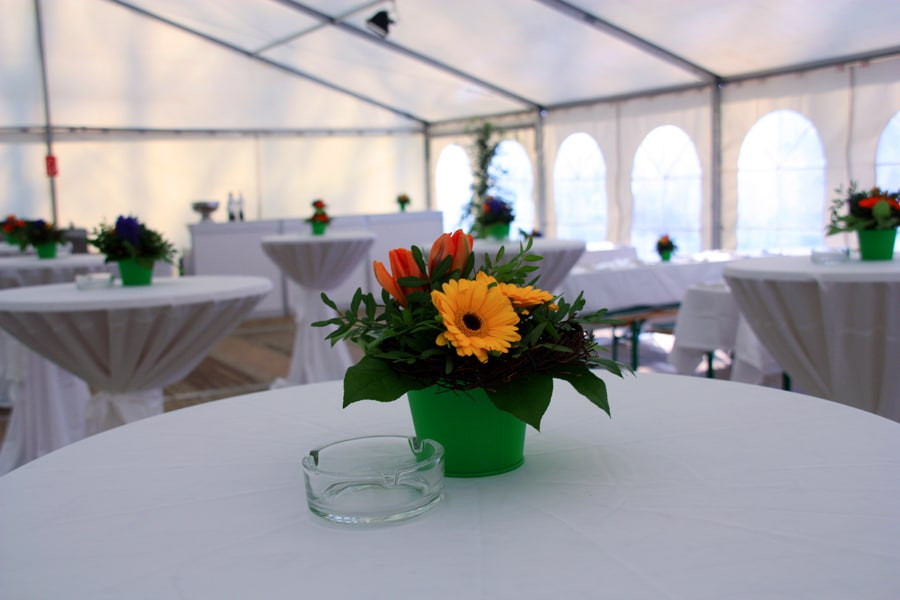 Catering Hamburg & Partyservice Hamburg - Bild eines weissen Tisches mit Blumenvase und Aschenbecher